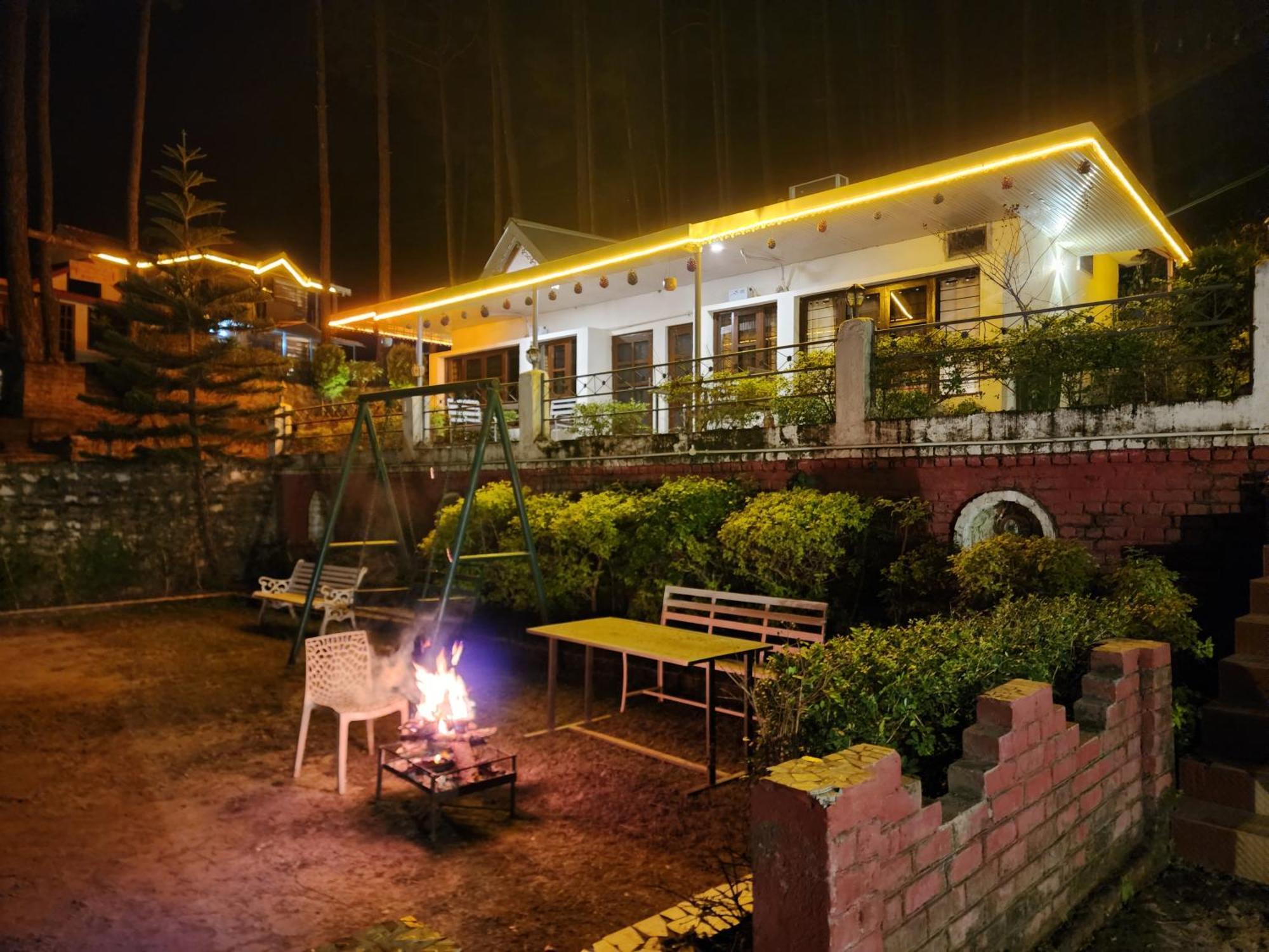 Pine Valley Resort Kasauli Exterior foto